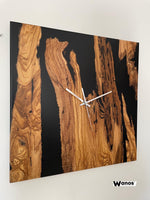 Orologio di design da parete realizzato in radica di ulivo secolare immerso in resina nera