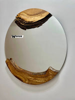 Specchio circolare di design con cornice in legno massello di ulivo secolare