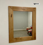 Specchio di design con cornice in legno massello di castagno invecchiato