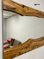 Specchio da parete di design con cornice in legno massello secolare di ulivo irregolare
