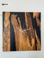 Orologio di design da parete realizzato in radica di ulivo secolare immerso in resina nera