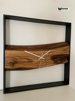 Orologio da parete di design realizzato in legno massello antico di castagno con struttura in metallo nero opaco