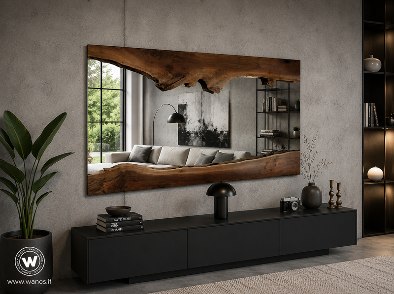 Specchio di design con cornice irregolare in legno massello di noce canaletto