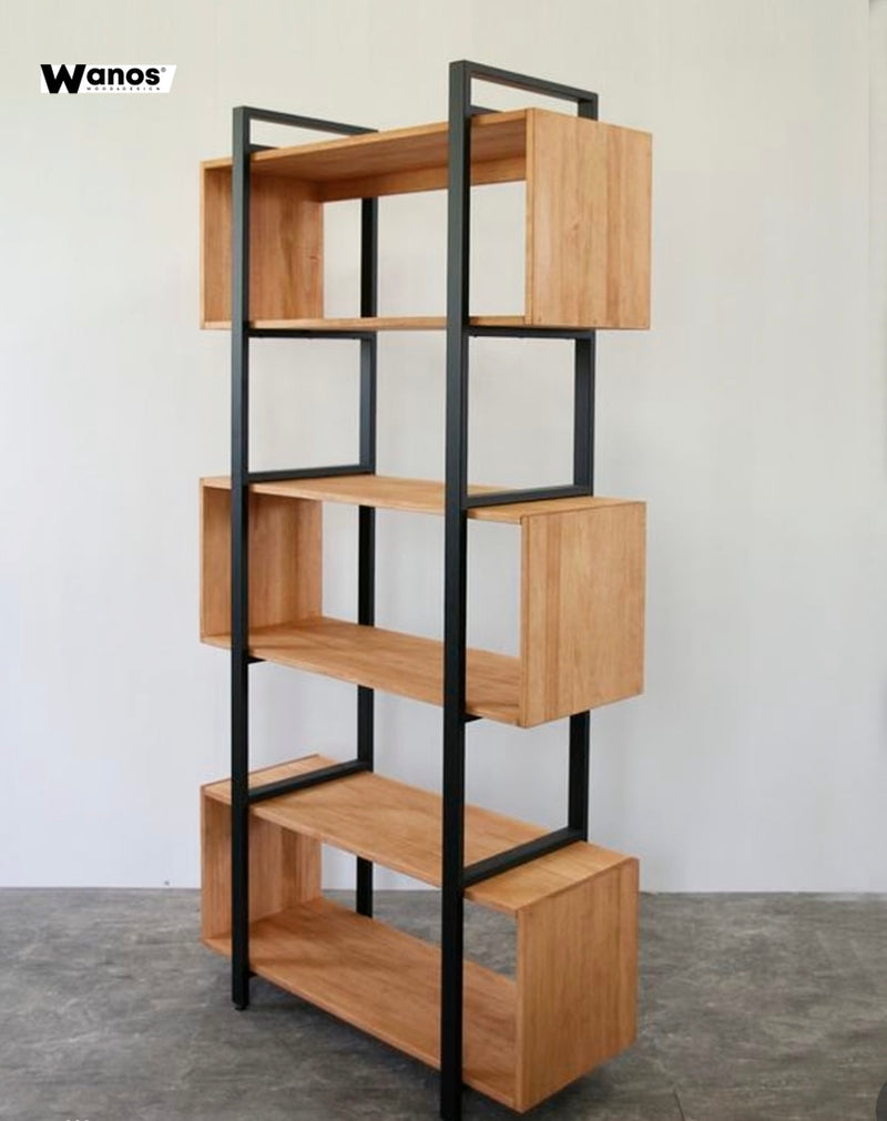 Libreria minimal con struttura in metallo e ripiani in legno massello nobile
