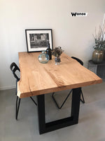 Tavolo di design in legno massello di castagno scortecciato allungabile su base in metallo