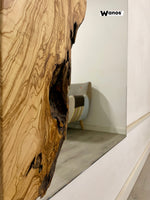 Specchio di design con cornice in legno massello di ulivo secolare