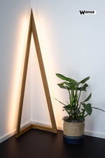 Piantana angolare dal design geometrico in legno massello di rovere