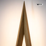 Piantana angolare dal design geometrico in legno massello di rovere