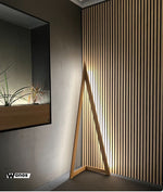 Piantana angolare dal design geometrico in legno massello di rovere