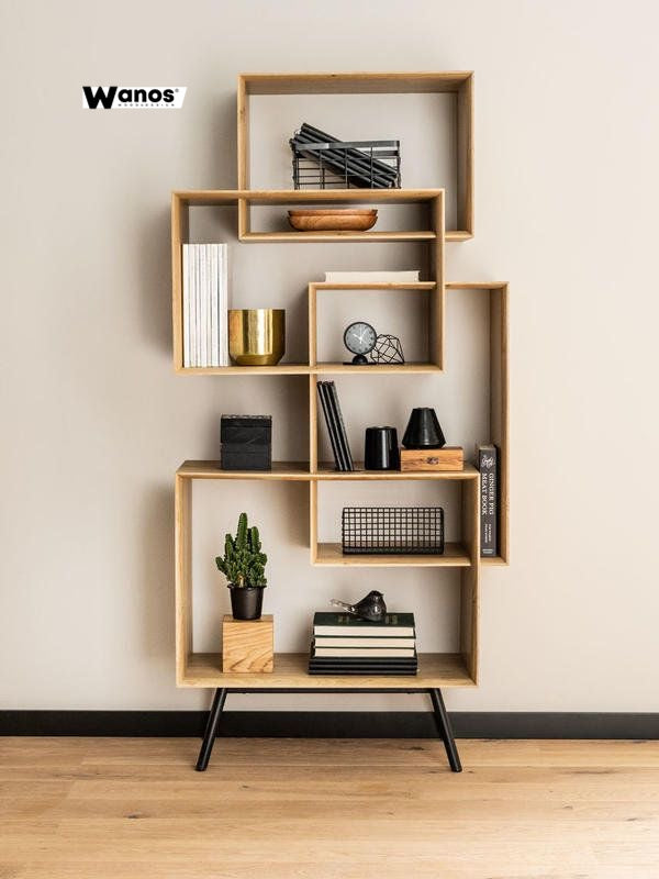 Libreria di design realizzata su struttura in ferro con ripiani in legno massello nobile