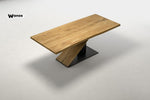 Tavolo di design con piano in legno massello di rovere su struttura in legno e metallo