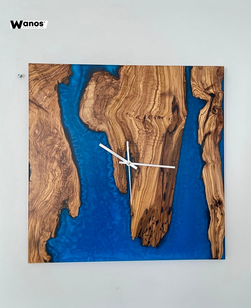 Orologio da parete di design realizzato in legno massello di ulivo secolare immerso in resina blu oceano