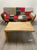 Coffee Table in legno massello di castagno con struttura in cristallo.