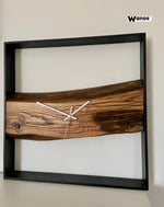 Orologio da parete di design realizzato in legno massello antico di castagno con struttura in metallo nero opaco