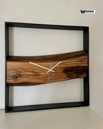 Orologio da parete di design realizzato in legno massello antico di castagno con struttura in metallo nero opaco