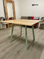 Tavolo con piano realizzato in legno massello di castagno su struttura in metallo minimal