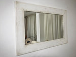 Specchio da parete di design con cornice in legno massello decapato in stile shabby chic