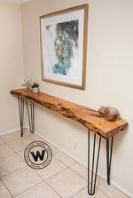 Consolle con piano in legno massello di castagno scortecciato su base in metallo nero opaco .