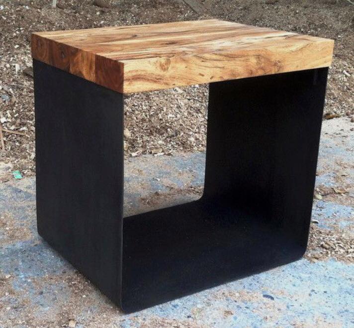 Comodino di design realizzato in metallo e ripiano in legno legno massello di castagno naturale .