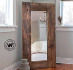 Specchio da terra di design con cornice in legno massello secolare invecchiato