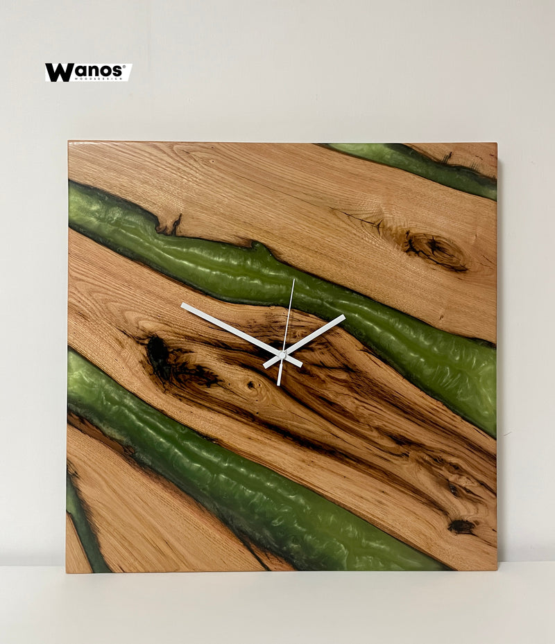 Orologio da parete di design realizzato in legno massello di castagno scortecciato immerso in resina verde marmorizzata