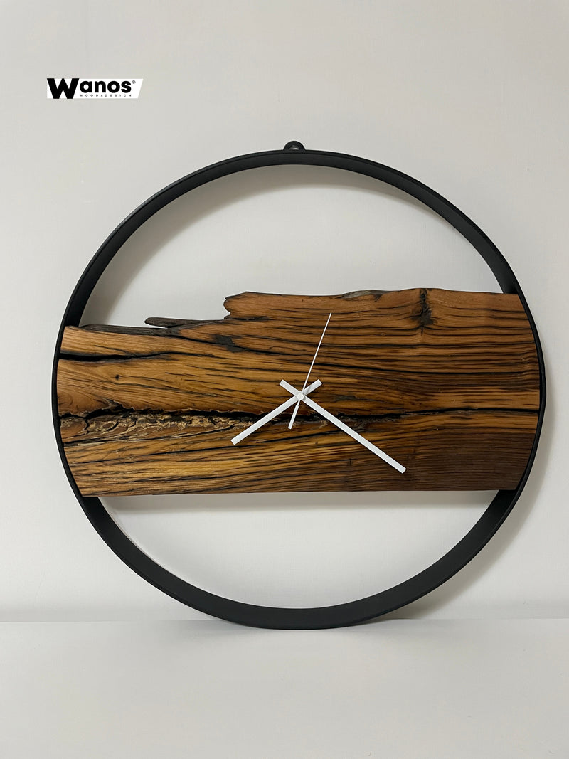 Orologio da parete in legno massello di castagno invecchiato con struttura in metallo nero opaco