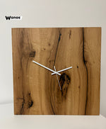 Orologio da parete realizzato in legno massello di rovere invecchiato