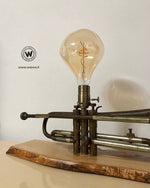 Lampada di design vintage realizzata con tromba antica del 1945.