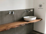Piano lavabo di design realizzato in legno massello di castagno scortecciato