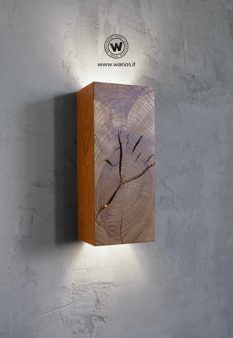 Applique da parete realizzato in legno massello di castagno naturale