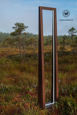 Piantana di design realizzata in legno massello con led integrato