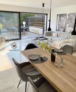 Tavolo realizzato con piano in legno massello di rovere su struttura in metallo nero opaco