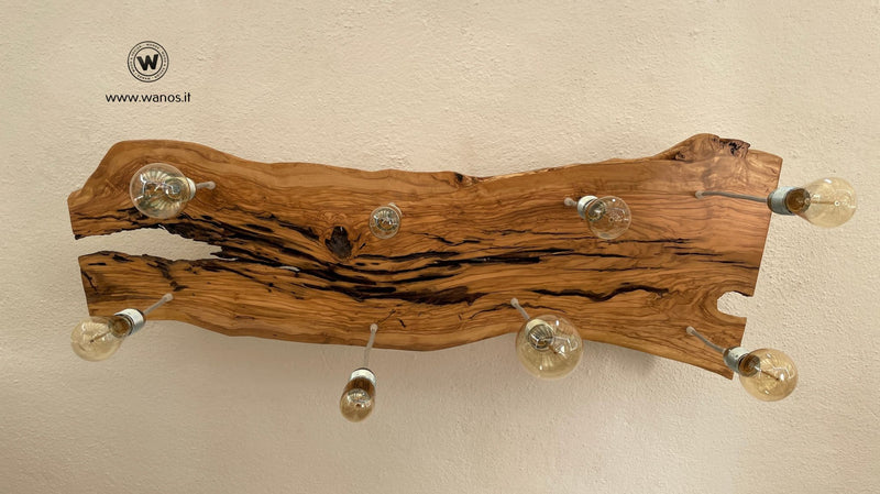 Lampadario di design in ulivo secolare con 8 punti luce.