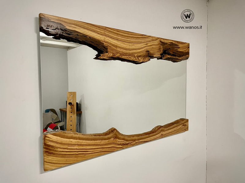Specchio di design con cornice in legno massello di ulivo secolare