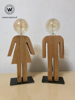 Lampade da tavolo di design realizzate in legno massello di castagno su base in metallo