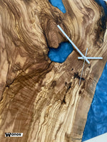 Orologio da parete di design realizzato in legno massello di ulivo secolare immerso in resina color acqua marina