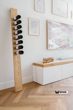 Portabottiglie di design da terra realizzato in legno massello