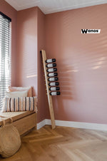 Portabottiglie di design da terra realizzato in legno massello