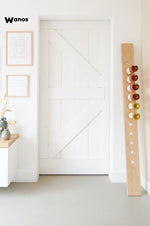 Portabottiglie di design da terra realizzato in legno massello