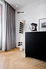 Portabottiglie di design da terra realizzato in legno massello