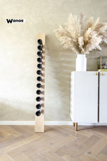 Portabottiglie di design da terra realizzato in legno massello