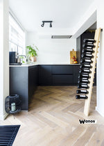 Portabottiglie di design da terra realizzato in legno massello