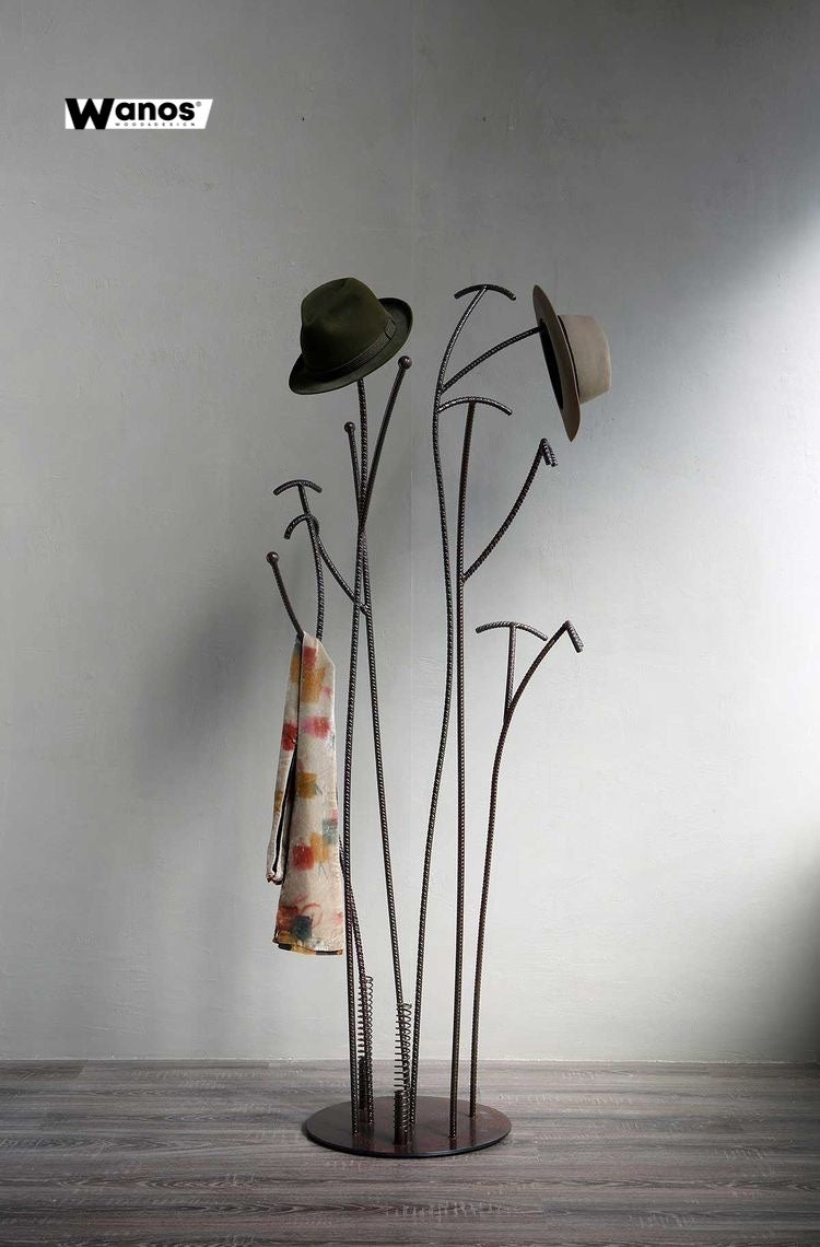 Appendiabiti " Juliette" di design realizzato in metallo in stile geometrico minimale