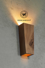 Applique da parete realizzato in legno massello di castagno naturale