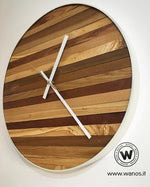 Orologio da parete circolare con cornice in metallo e sezioni di legno massello nobile