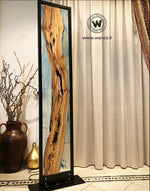 Piantana di design realizzata in legno massello di ulivo secolare immerso in mare di resina effetto acqua marina