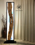 Piantana di design realizzata in legno massello di ulivo secolare immerso in mare di resina effetto acqua marina