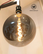 Piantana da terra stile industrial di design con struttura in ferro grezzo naturale.