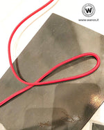 Piantana da terra stile industrial di design con struttura in ferro grezzo naturale.