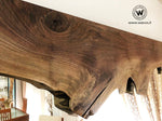 Specchio di design con cornice irregolare in legno massello di noce canaletto